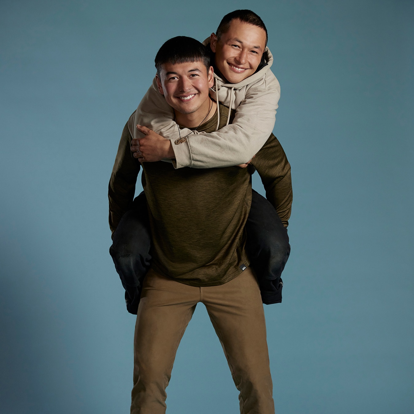 WILSON & OLIVER HOOGENDORN Race to Survive Alaska contestant