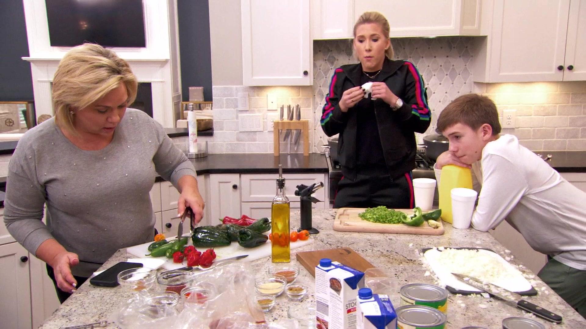 Watch Chrisley Knows Best Episode: Chickening Out - USANetwork.com