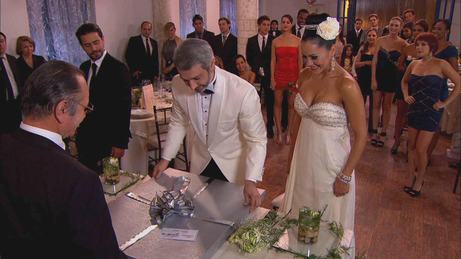 Watch Flor Salvaje Episode: Regalo de bodas 