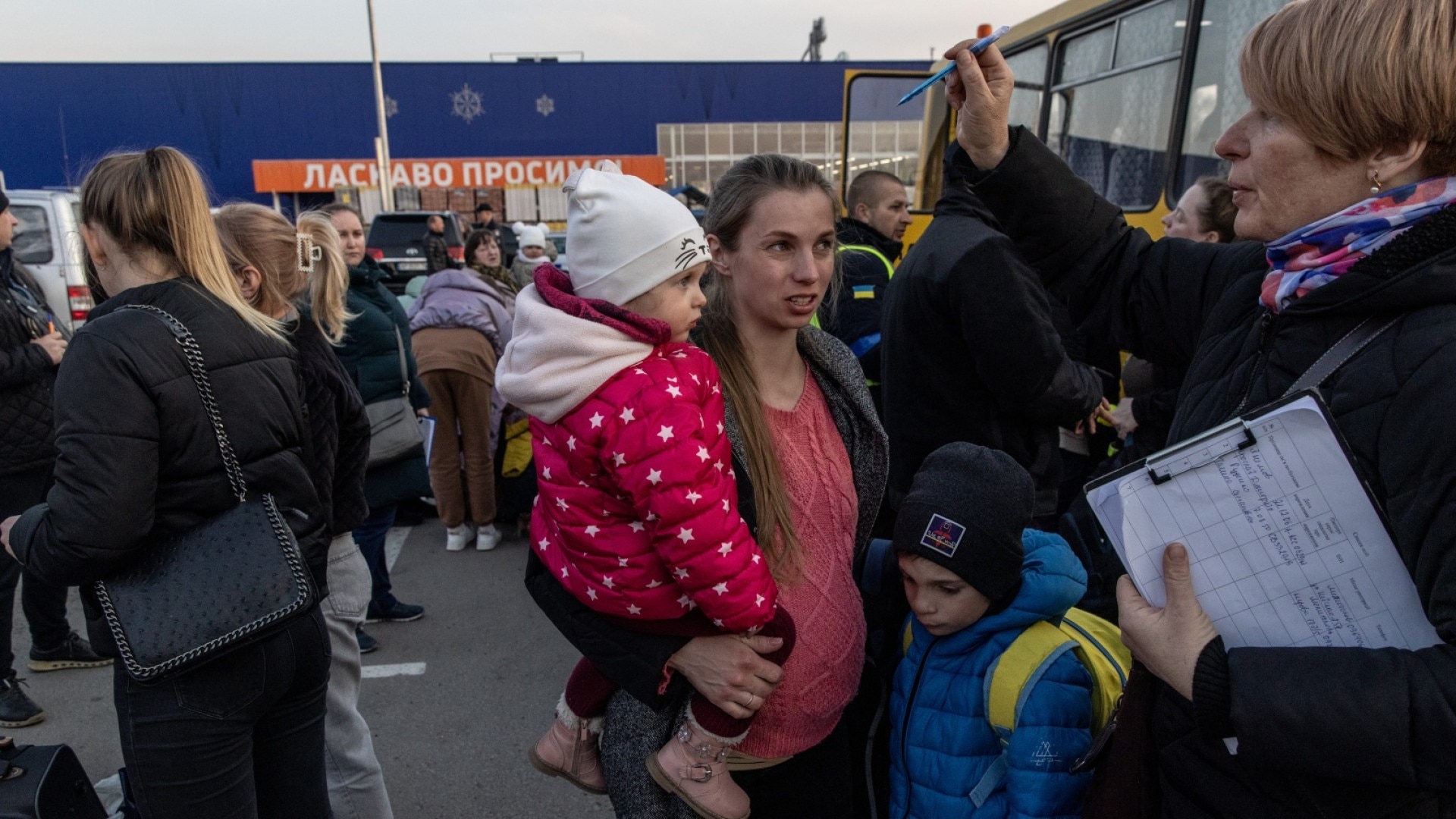 Мариуполь население. Жители России. Мариуполь люди. Люди покидают Украину.