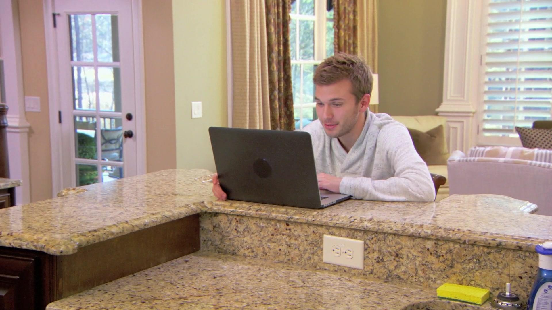 Watch Chrisley Knows Best Episode Moving On
